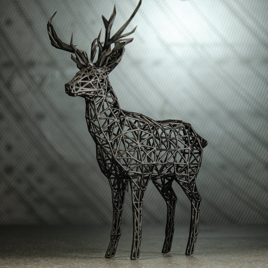 Metallilangasta valmistettu peura-veistos