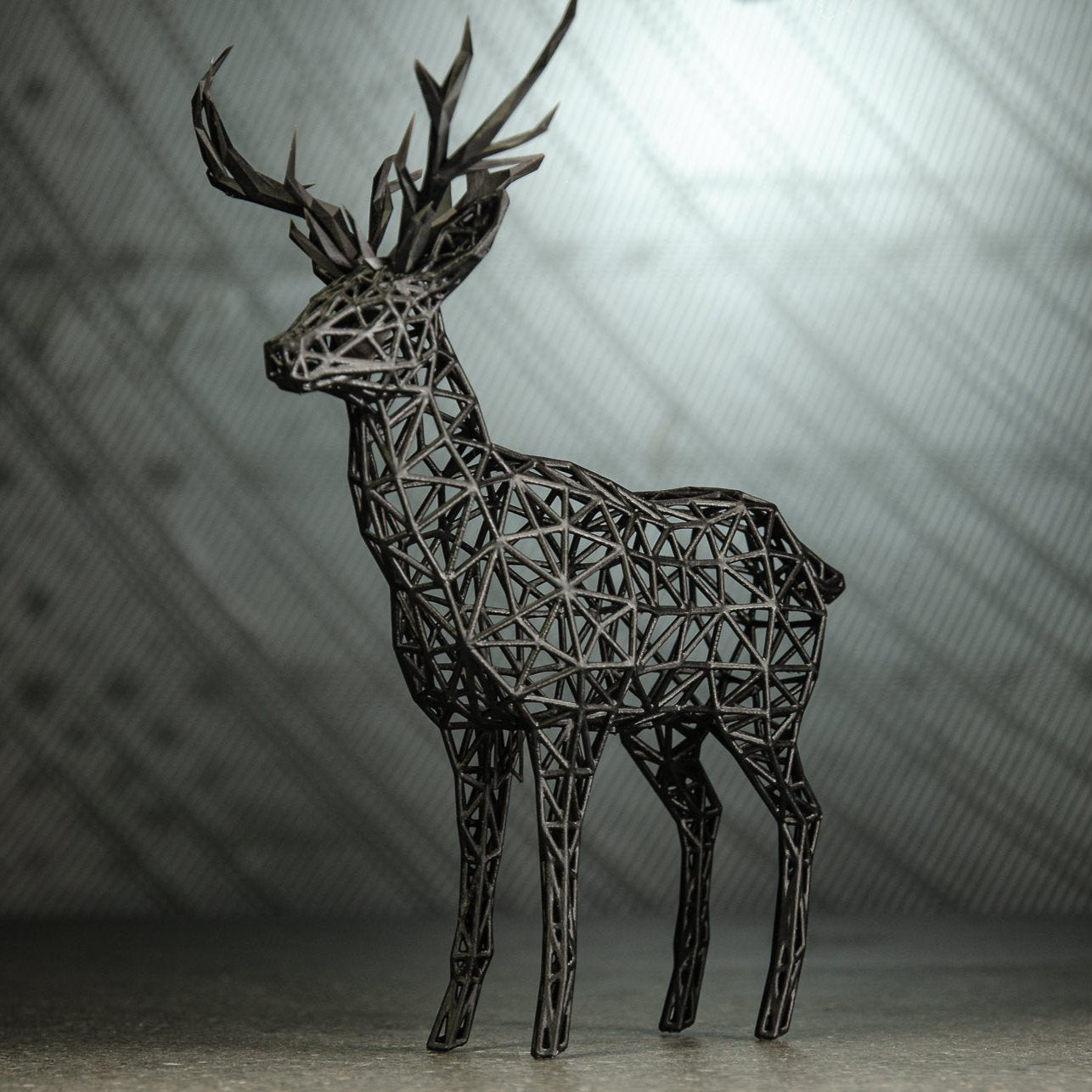 Metallilangasta valmistettu peura-veistos